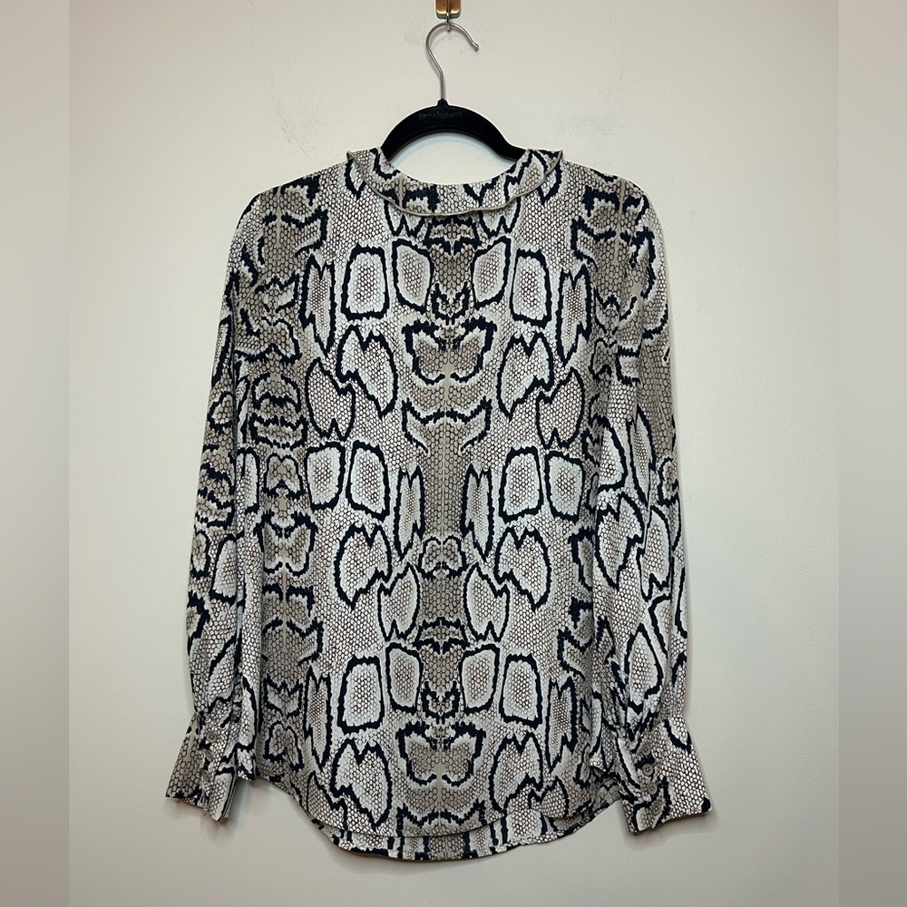 Cabi 3759 Serpentine Blouse Size Medium - Picture 9 of 9